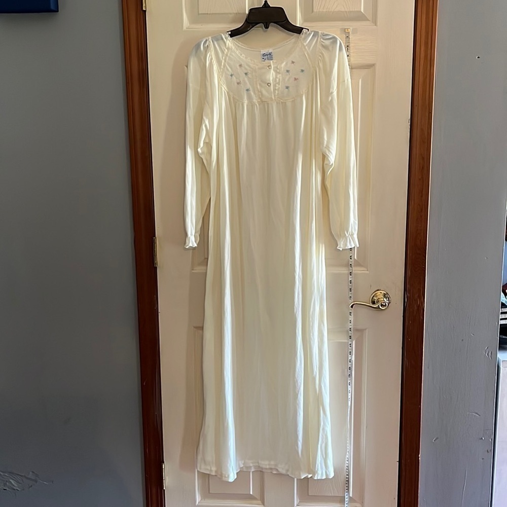 Vintage -Carole-size M-ivory long ,pull over, night dress/sleepwear. lightweight